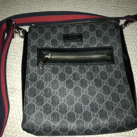 Men’s Gucci side bag used like new - Picture 2 of 6